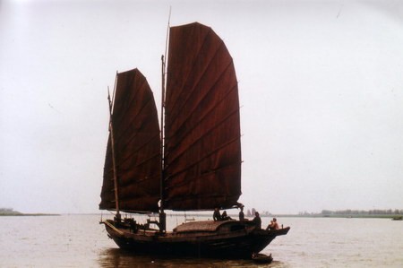 Một con thuyền trên sông Hồng, nhìn từ khu vực Nhật Tân.